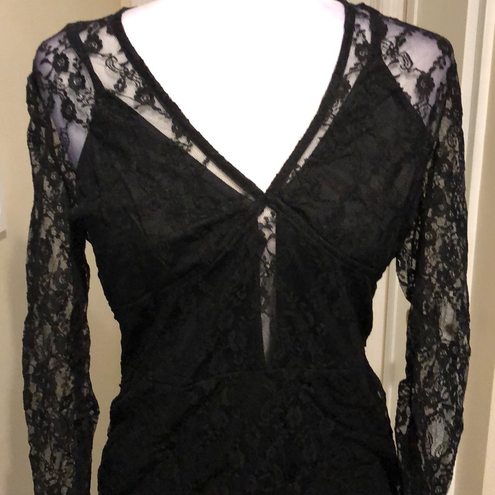 Fits 6-8 All over lace V neck lace back midi - Picture 4 of 8